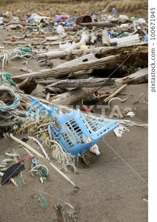 Marine debris Marine debris 100671945