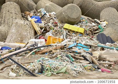 Marine debris 100671958
