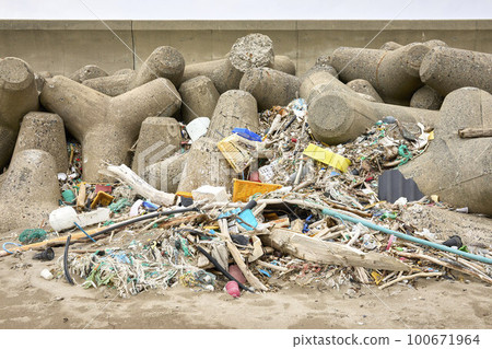 Marine debris 100671964