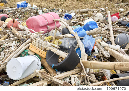 Marine debris 100671970