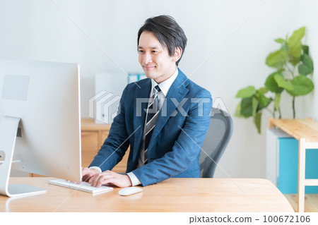 middle man working in the office 100672106