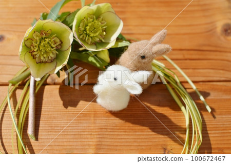 聖誕玫瑰和熊草新鮮花環和氈兔 100672467