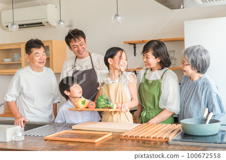 三代家庭夫妻親子(蔬菜、健康、營養)在家廚房和孩子做飯做飯 三代家庭夫妻親子(蔬菜、健康、營養)在家廚房和孩子做飯做飯 100672558