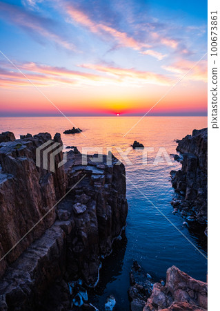 Tojinbo (evening view) 100673861