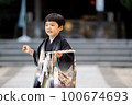 A 5-year-old child in Japanese clothes who came to visit the shrine of Shichi-go-san is walking around with a folding fan. 100674693