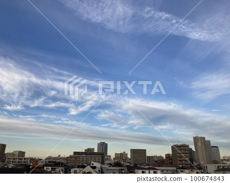 Sky pattern from Arakawa embankment in Kawaguchi City, Saitama Prefecture (over the west exit of Kawaguchi Station) 100674843