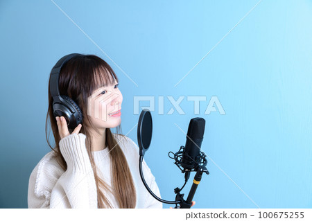 A woman singing with a microphone with a pop guard Voice recording Video shooting I tried singing YouTuber A woman singing with a microphone with a pop guard Voice recording Video shooting I tried singing YouTuber 100675255