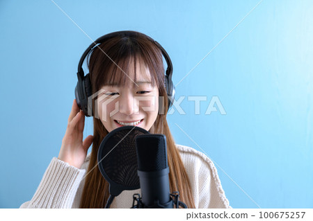 A woman singing with a microphone with a pop guard Voice recording Video shooting I tried singing YouTuber A woman singing with a microphone with a pop guard Voice recording Video shooting I tried singing YouTuber 100675257