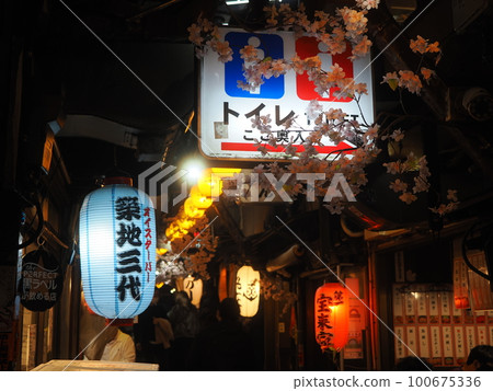 Night view of Omoide Yokocho, Shinjuku 100675336