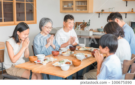 Children and couples, parents and children, three-generation families (two-family homes, homecoming, homecoming) who eat together as a family at home dining Children and couples, parents and children, three-generation families (two-family homes, homecoming, homecoming) who eat together as a family at home dining 100675890
