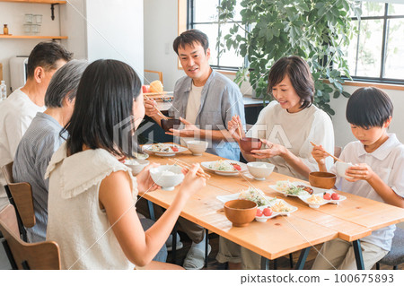 Children and couples, parents and children, three-generation families (two-family homes, homecoming, homecoming) who eat together as a family at home dining 100675893