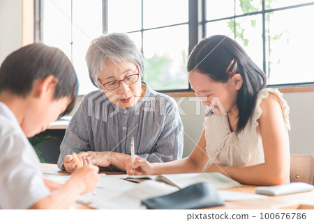 在家用餐（返校/返校）教孫輩暑假作業的老年婦女和小學生 100676786