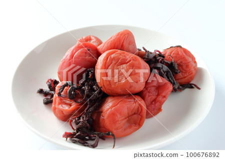 Umeboshi pickled in red perilla 100676892