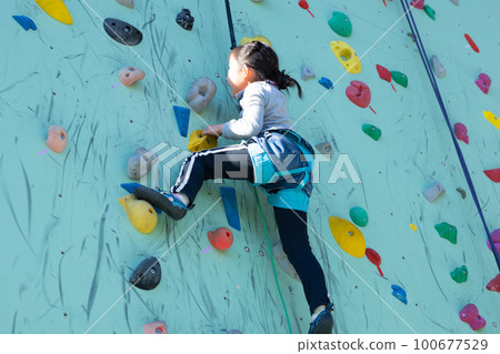 child enjoying climbing 100677529