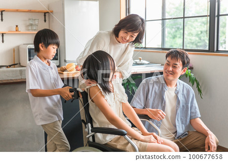坐輪椅的女孩和微笑的家人/家人(輪椅體驗、出院、無障礙) 坐輪椅的女孩和微笑的家人/家人(輪椅體驗、出院、無障礙) 100677658
