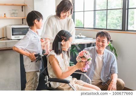 坐輪椅的女孩和微笑的家人/家人（輪椅體驗、出院、無障礙） 100677660