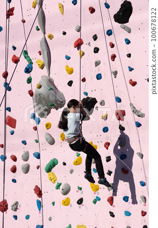 child enjoying climbing 100678122