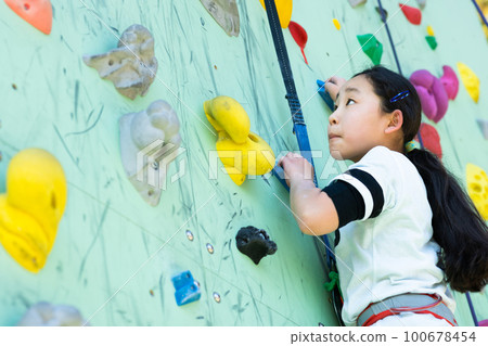 child enjoying climbing child enjoying climbing 100678454