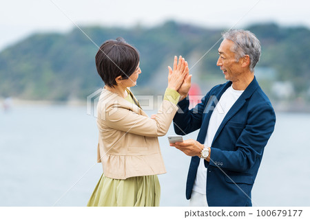 A middle-aged couple taking a commemorative photo with a smartphone A middle-aged couple taking a commemorative photo with a smartphone 100679177