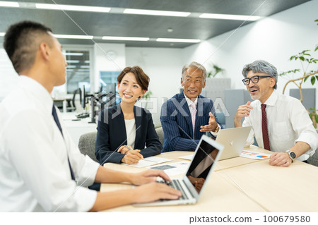 Business person meeting in the office 100679580