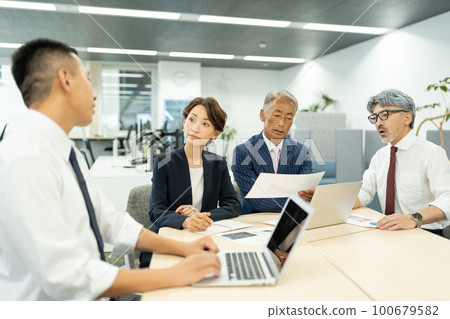 在辦公室的業務人會議 100679582