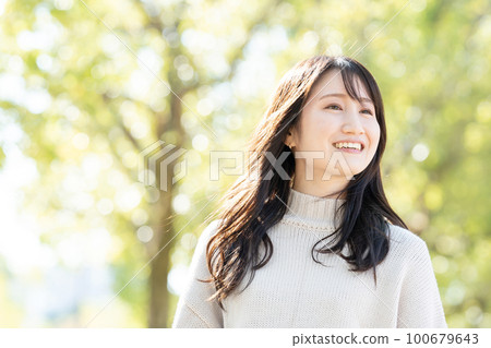 Girls' trip young woman 100679643