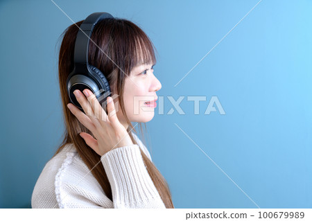 Woman enjoying music with headphones Audio recording Recording Video shooting I tried singing YouTuber 100679989