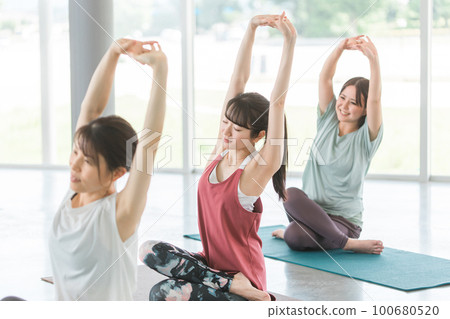 在瑜伽館和瑜伽課（體育館）中練習瑜伽和普拉提的女性 100680520