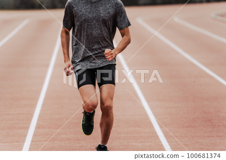 直奔田徑跑道的男賽跑者 100681374