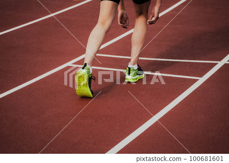 在田徑跑道起跑線上的跑步者 在田徑跑道起跑線上的跑步者 100681601