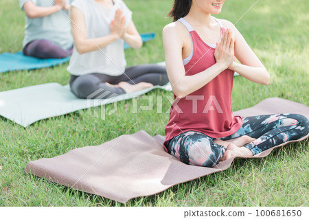 為了健康和飲食而在公園裡上瑜伽課、瑜伽和普拉提的女性 為了健康和飲食而在公園裡上瑜伽課、瑜伽和普拉提的女性 100681650