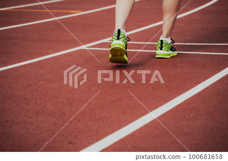 跑步者田徑比賽開始 100681658