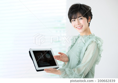 A woman who introduces and recommends sales and graphs that are easy to use in business A woman who introduces and recommends sales and graphs that are easy to use in business 100682839