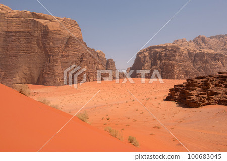 Red sand dunes and sandstone cliffs 100683045