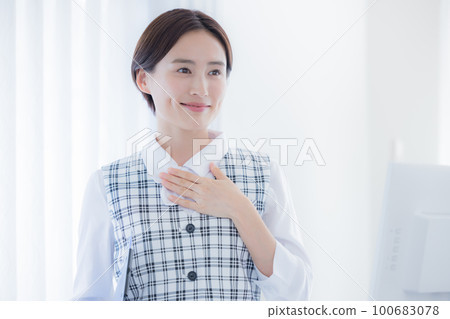 Medical Medical clerk portrait 100683078