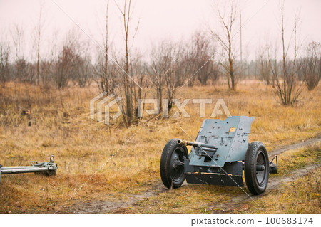 German Anti-tank Gun In Field. German Anti-tank Gun That Fired A 3.7 Cm Calibre Shell. It Was Main Anti-tank Weapon Of Wehrmacht Infantry Units Until Mid-1941 100683174