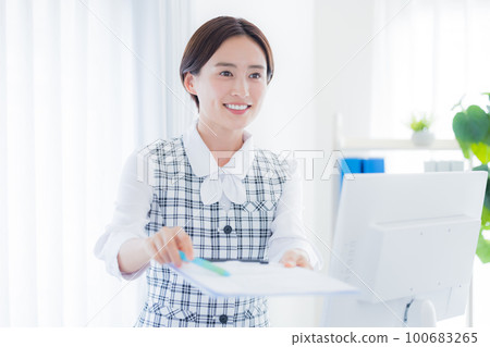 Medical Medical clerk portrait 100683265