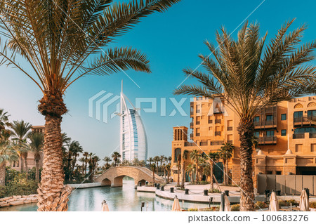 View of Madinat Jumeirah Arabian Resort. Beautiful view of hotel Burj Al Arab from Madinat Jumeirah in sunny summer day. Luxury resort in Dubai 100683276
