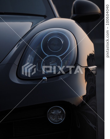 一輛光滑的黑色跑車的車燈 100684040