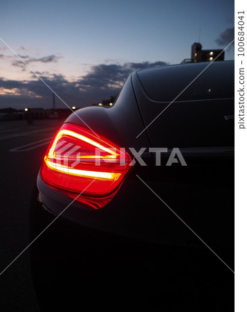 時尚的黑色跑車 100684041