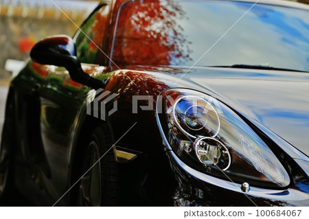 一輛光滑的黑色跑車的車燈 100684067