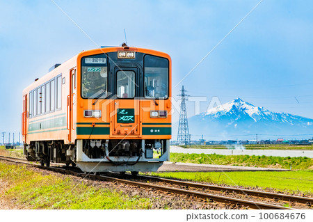 津輕鐵道 與富士山一起穿越津輕平野的列車。 津輕鐵道 與富士山一起穿越津輕平野的列車。 100684676