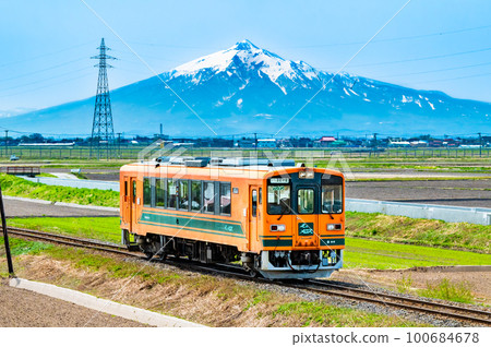 Tsugaru Railway A train that runs through the Tsugaru Plains with Mt. 100684678