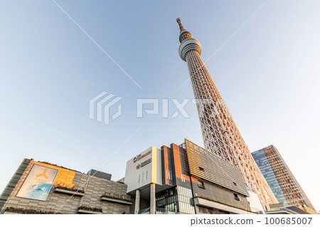 東京都墨田區：染上朝霞的東京晴空塔和晴空塔城 100685007