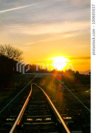 照片：夕陽讓鐵軌閃耀著金色 Ihatov's Galaxy Express 100685037