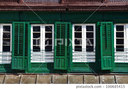 Green shutters in the Durbar square, Kathmandu, Nepal 100685415
