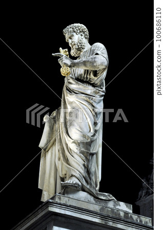 Statue of Saint Peter at night. Vatican city Statue of Saint Peter at night. Vatican city 100686110