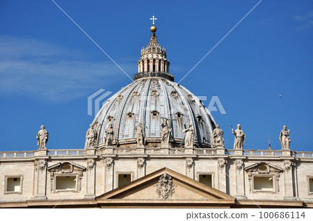 The dome of the San Pietro basilica, Vatican 100686114