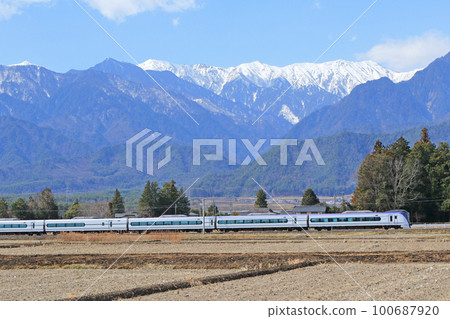 初春大糸線特快梓前往安曇野 初春大糸線特快梓前往安曇野 100687920