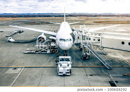 [北海道] 飛機在新千歲機場裝行李 100689292